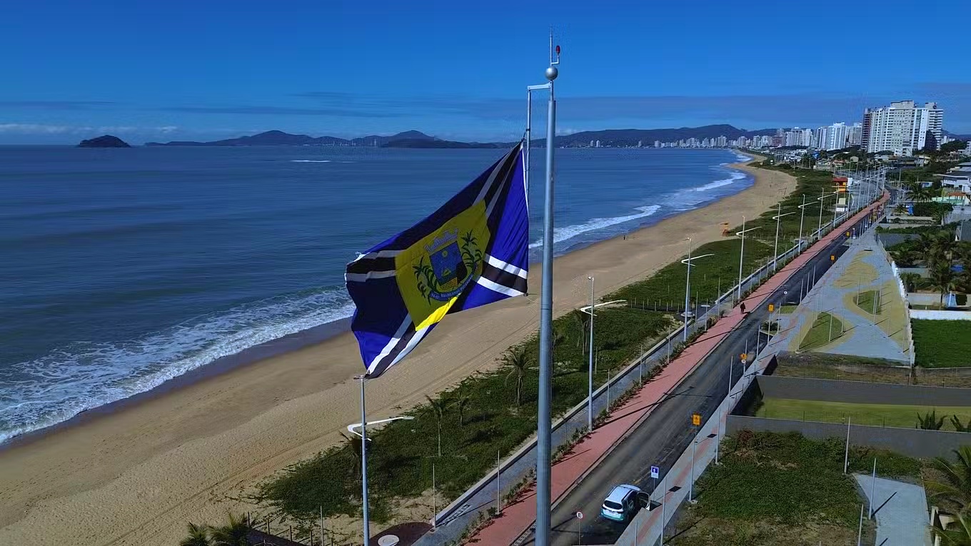 Vista aérea da orla central de Balneário Piçarras com a bandeira da cidade